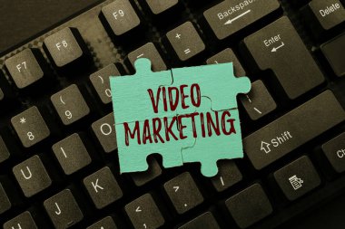 Kavramsal video pazarlama. Kavram anlamı, Yeni Çevrimiçi Günlük Web Sitesi Kurma ve Anlamlı İnternet İçeriği Yazma başlıklarını kullanarak belirli konular hakkında kısa videolar yaratmak