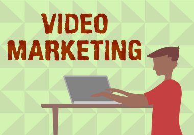 Metin Video Pazarlaması yazılıyor. İşadamı Standing 'in Laptop' u Tahta Masanın Üzerinde Kullanarak Özel Konular Hakkında Kısa Videolar Oluşturma Kelimesi.