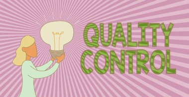 Kavramsal Görünüm Kalite Kontrolü. Yeni Fikirler Gösteren Bayan Standing Holding Işıklandırması 'nın standartlarına göre satılan ürün veya servisin kavramsal fotoğraf sigortası.