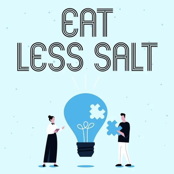 Skriv på och visa Ät mindre salt. Ord för att minska natriumintaget på mat och dryck Illustration av partners Bulding Nya underbara idéer för kompetensutveckling. — Stockfoto