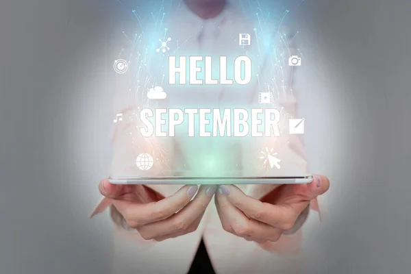 9 월 9 일에 발매 된 음반에 수록되었다. 인터넷 콘셉트 열정적 인 9 월 비지니스 우먼 이 새로운 미래의 가상 디스플레이를 제안하면서 폰을 사용하여 따뜻 한 환영을 바라고 있다. — 스톡 사진