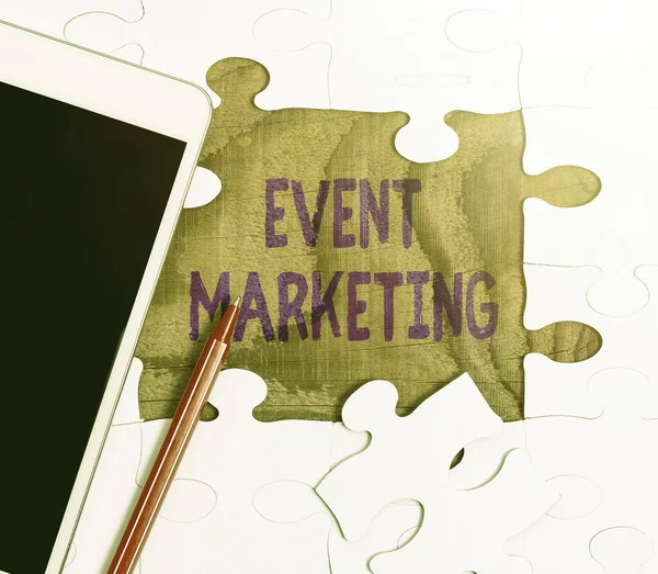 Kavramsal Görünüm Olay Pazarlaması. Kavram anlamı, ürünü geliştirme sürecini tanımlar. Eksik Son Parçası Olan Tamamlanmamış Bir Beyaz Yapboz Yapbozu İnşa Etmek