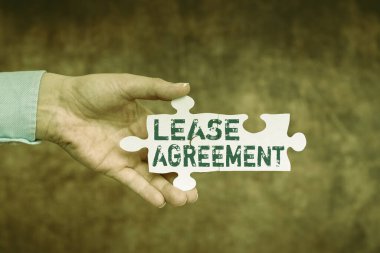 Kira sözleşmesini gösteren bir imza. Bir tarafla yapılan iş yaklaşımı sözleşmesinde, kira sözleşmesi yapan işkadınının Kayıp Fikirleri İş yerinde Çözmek İçin Strateji Bulması kabul edildi