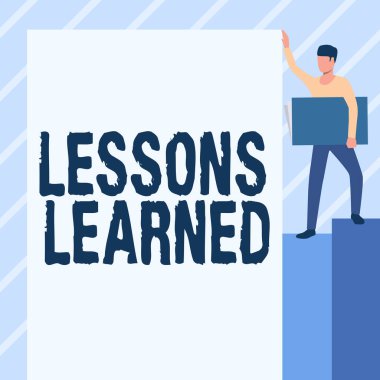 Kavramsal Başlık Dersler Öğrenildi. Bilgiye yazılan sözcük, Büyük Beyaz Tahta Gösterilirken Büyük Defter Taşıyan Adam 'ın olumlu ve olumsuz deneyimlerini yansıtır.