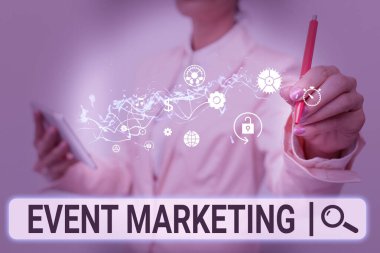 El yazısı metin etkinlik pazarlama. İnternet Konsepti, ürünü geliştirme sürecini Lady In Suit Holding Phone 'u tanıtmak ve Geleceğsel Görüntü Sunumunu gerçekleştirmek için tanımlıyor.