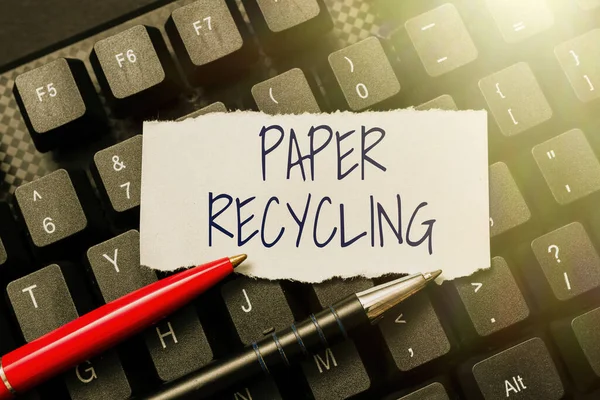 Légende du texte présentant le recyclage du papier. Approche commerciale Utiliser les vieux papiers d'une nouvelle manière en les recyclant Création d'une nouvelle boutique en ligne Entreprise, dactylographie Liste des marchandises à échanger — Photo