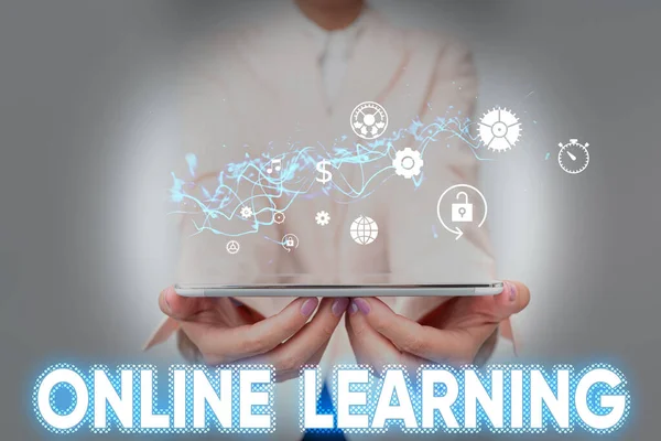 Text sign showing Online Learning. Business concept Larning with the assistance of the Internet and a computer Lady In Suit Holding Phone And Performing Futuristic Image Presentation. — Foto Stock