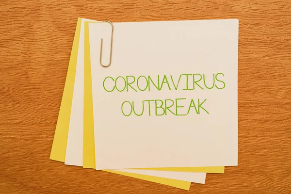 Escribir mostrando texto Brote de Coronavirus. Concepto que significa enfermedad infecciosa causada por el recién descubierto COVID19 Colección múltiple Oficina Papelería Foto colocada sobre la mesa — Foto de Stock
