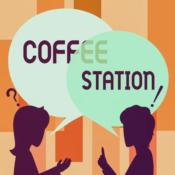 Mesaj, ilham veren kahve istasyonunu gösteriyor. İnternet kavramı, genellikle sıcak içecekler sunan küçük, gayri resmi bir restoran. Sohbet Bulutu 'yla çizen ve fikirleri paylaşan çiftler.. — Stok fotoğraf
