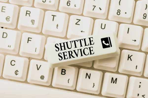 Sms-bord met Shuttle Service. Business showcase voertuigen zoals bussen reizen vaak tussen twee plaatsen Typing Device Instruction Manual, Posting Product Review Online — Stockfoto