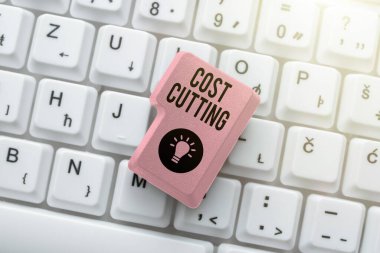 Metin işareti Cost Cutting 'i gösteriyor. Giderlerin azaltılması ve kârın artırılması için uygulanan kavramsal fotoğraf ölçümleri ile ilgili ipuçları internette, İnternet Fikirleri Sunuluyor