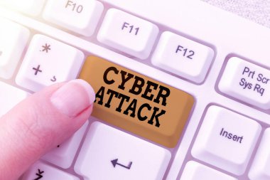 Siber saldırıyı gösteren bir tabela. İnternet Konsepti Hackerların Bilgisayar Sisteminin Soyut Yazma Lisansı Anlaşmasını Yok Etme, Çevrimiçi Referans Defteri Oluşturma