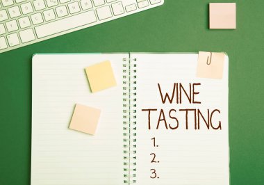 İlham, şarap tatma işaretini gösteriyor. İş Fikri Degustation Alkol Toplama Gurme Şaraphanesi İçme Klavyesi Not Defteri ve Yapışkan Notları olan Kalemler