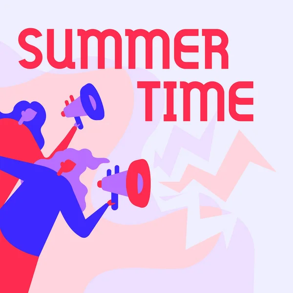 Ručně psaná cedule Summer Time. Slovo pro nejteplejší sezónu roku charakterizované krátkými nocemi ženy kreslení držení megafony dělat oznámení pro veřejnost. — Stock fotografie