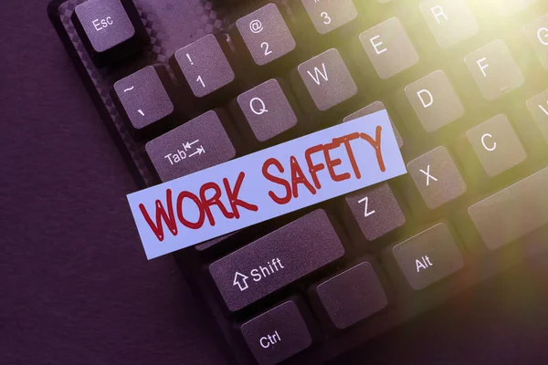 Título conceptual Seguridad en el trabajo. Word Escrito sobre medidas preventivas aplicadas por las empresas para proteger la salud de los trabajadores Escribiendo Nuevo Concepto de Títulos de Email, Redacción de Ideas de Artículo en Internet — Foto de Stock