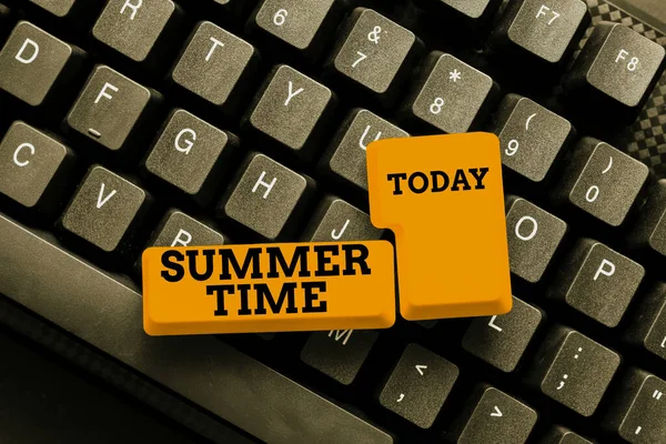 Inspiratie met teken Summer Time. Internet Concept het heetste seizoen van het jaar gekenmerkt door korte nachten Verbinden met Online Vrienden, Kennismaken op het internet — Stockfoto
