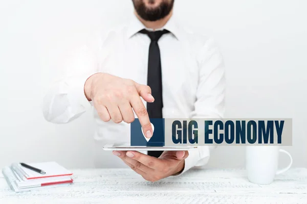 Handwriting text Gig Economy. Conceptual photo a market system distinguished by shortterm jobs and contracts Presenting Communication Technology Smartphone Voice And Video Calling — Foto Stock