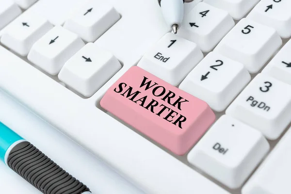 Texto presentando Work Smarter. Enfoque de negocio Eficiencia Sea inteligente en su trabajo Haga estrategias exitosas Escribir códigos de programa de firewall, reglas de escritura y reglamentos Libro — Foto de Stock