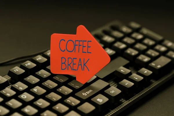Text zobrazující inspiraci Coffee Break. Koncepce znamená krátkou dobu vyhrazenou pro pití kávy bez jakékoli práce psaní seznamů jmen členů online, vytváření nových souborů pracovních listů — Stock fotografie