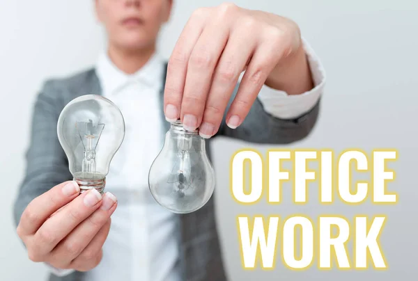 Handschriftliches Zeichen Office Work. Business-Konzept eine Arbeit, die in erster Linie in der Büroumgebung passiert Lady Outfit hält zwei Lampen auf den Kopf und präsentiert neue Technologie-Ideen — Stockfoto