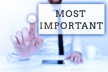 Metin başlığı En Önemli Sunar. Kavramsal fotoğraf En büyük ya da en yüksek dereceli miktar ya da Önemli Sunum İletişim Teknolojisi Akıllı Telefon ve Video Çağrısı