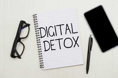Dijital Detox 'u gösteren bir tabela. Elektronik Aygıtlardan Kurtlara Bağlanmayan Flaşsız Okul Malzemelerine Bağlanmayan, Öğrenme Koleksiyonlarını Öğreten, Araçları Yazan Sözcük,