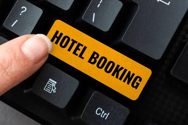 Табличка с надписью "Бронирование отелей". Слово для онлайн-бронирования - De Luxe Hospitality: новая электронная книга, создание контента — стоковое фото