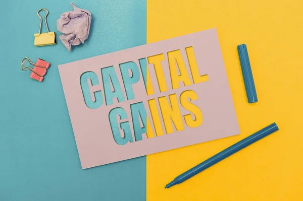 Teken met Capital Gains. Bedrijfsconcept Obligaties Aandelen Voorraden Winst Inkomstenbelasting Investeringsfondsen Flashy School Office Supplies, Onderwijs Leren Collecties, Schrijfgereedschap, — Stockfoto