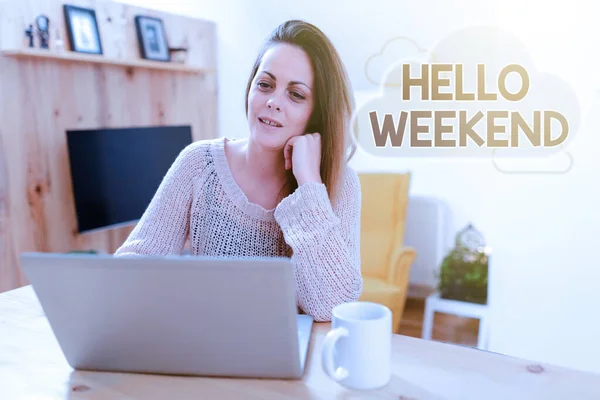 Szöveg megjelenítése Hello Weekend. Internet Concept Getaway Adventure Friday Pozitivitás Relaxáció Meghívó Böngészés és csevegés a közösségi médiában, Keresés és nézés Videók — Stock Fotó