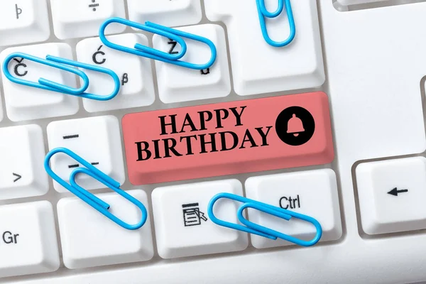 Inspiración mostrando signo Feliz Cumpleaños. Escaparate de negocios El aniversario de nacimiento de una persona se celebra con regalos Resumen Escribiendo Mensaje de Presentación, Retyping Nuevo Email Contraseña — Foto de Stock