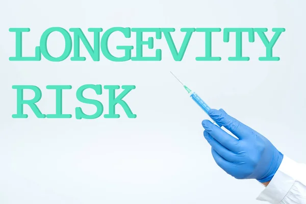 Escrever exibindo texto Longevity Risk. Palavra escrita sobre potencial ameaça devido ao aumento da vida útil dos pensionistas Pesquisador Exibindo método de prevenção de vírus, novas ideias de cura de infecção — Fotografia de Stock