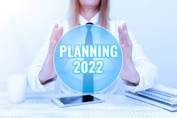 Tekst pokazujący inspirację Planowanie 2022. Przegląd biznesowy Rozpocznij od zakończenia pozycjonowania umysłu Długoterminowe cele Programista aplikacji prezentujący nowy program, wyświetlający ulepszone urządzenie — Zdjęcie stockowe