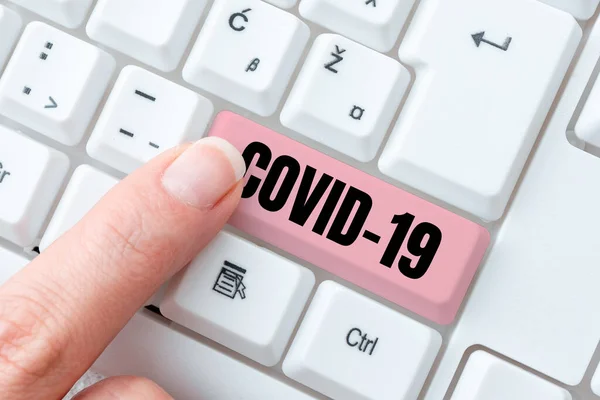 Covid19 metni yazılıyor. Koronavirüsün yol açtığı hafif ya da ağır solunum hastalıklarına yönelik internet kavramı ileri düzey ders ve ders planları, yeni yazı sayfaları — Stok fotoğraf