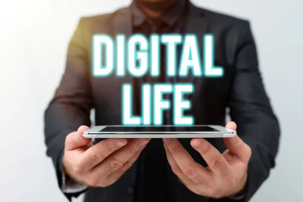 Tandatangani menampilkan Digital Life. Pendekatan bisnis Hidup di dunia yang saling berhubungan melalui Internet Multimedia Mempersembahkan Ide Teknologi Baru Memperbaiki Teknologi — Stok Foto