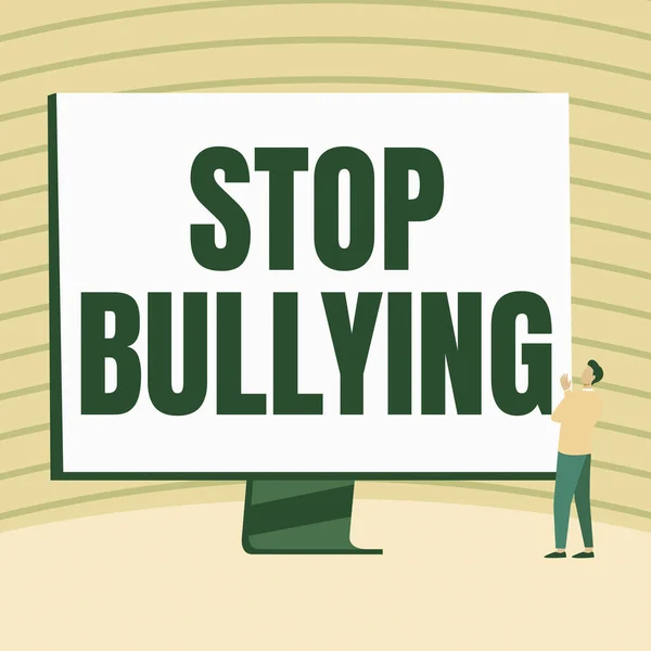 Signo de texto que muestra Stop Bullying. Palabra para luchar y eliminar este comportamiento agresivo inaceptable que el hombre de pie dibuja mirando la pantalla del monitor grande Mostrando noticias. — Foto de Stock