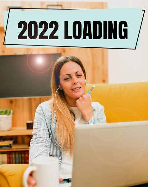 Znak zobrazen 2022 Načítám. Internet Koncept Reklama na nadcházející rok Předpověď budoucí události Sledování online lekcí, čtení internetových blogů, učení se novým věcem — Stock fotografie