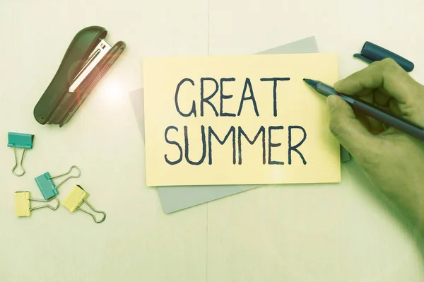 Pisanie tekstu Great Summer. Pomysł na biznes Zabawa Good Sunshine Idąc na plażę Korzystanie z zewnątrz Flashy School Office Supplies, Nauczanie Learning Collections, Pisanie Narzędzia, — Zdjęcie stockowe