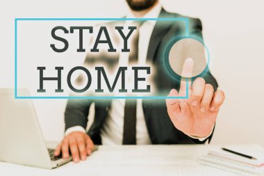 Evde Kal 'ı sunan metin başlığı. İş konsepti bir etkinlik için dışarı çıkmak ve ev veya ev içinde kalmak Uzaktan Ofis Çalışması Çevrimiçi İletişim Teknolojisi Sunar