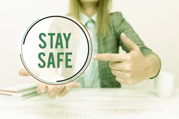 Semnele afișează Stay Safe. Abordarea afacerii este protejată de amenințarea cu pericolul, vătămarea sau locul pentru a păstra articole explicând noi planuri de afaceri, orientare și introducere a companiei — Fotografie, imagine de stoc