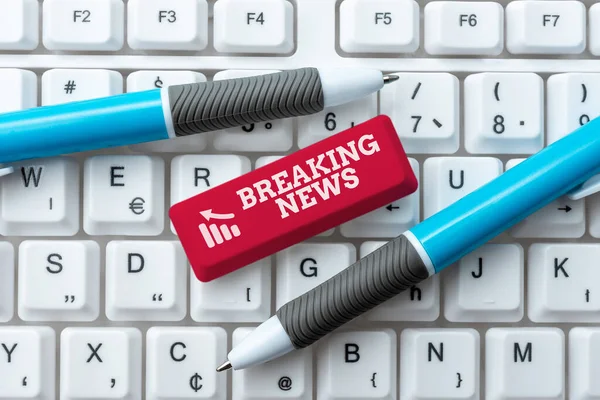 Sign displaying Breaking News. Word Written on newly received current information about an occurred event Abstract Typing New Spreadsheets, Organizing Filing Systems Concept — Stock Photo, Image