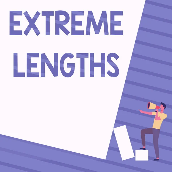 Podpis koncepcyjny "Extreme Lengths". Przegląd działalności Dokonaj wielkich lub ekstremalnych wysiłków, aby zrobić coś lepszego Man Standing Drawing Holding Megaphone wskazując puste ściany. — Zdjęcie stockowe
