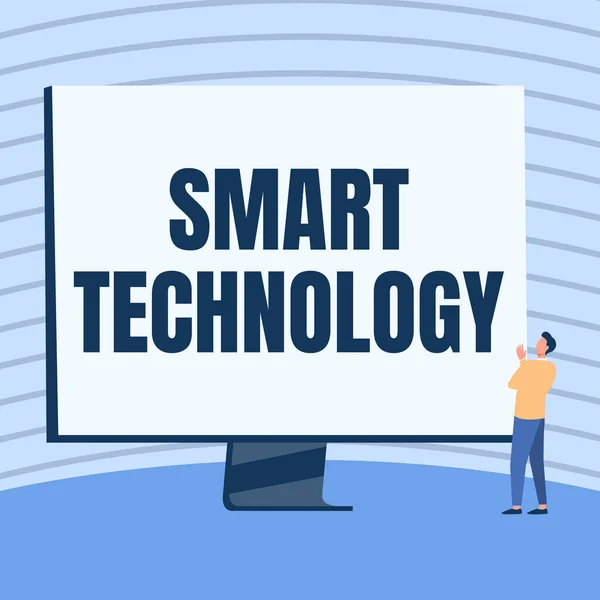 Texto que muestra inspiración Smart Technology. Foto conceptual utilizada para proteger y prevenir errores en los discos duros Man Standing Drawing Mirando la pantalla del monitor grande Mostrando noticias. — Foto de Stock