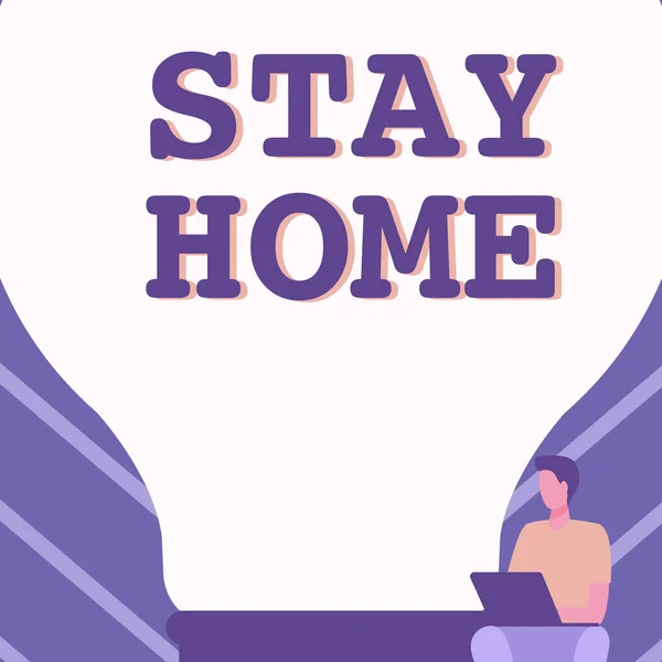 El yazısı, "Evde Kalın". İş için dışarı çıkmayın ve evde ya da evde kalın. Oturan ve büyük ampulün yanında dizüstü bilgisayar kullanın.. — Stok fotoğraf