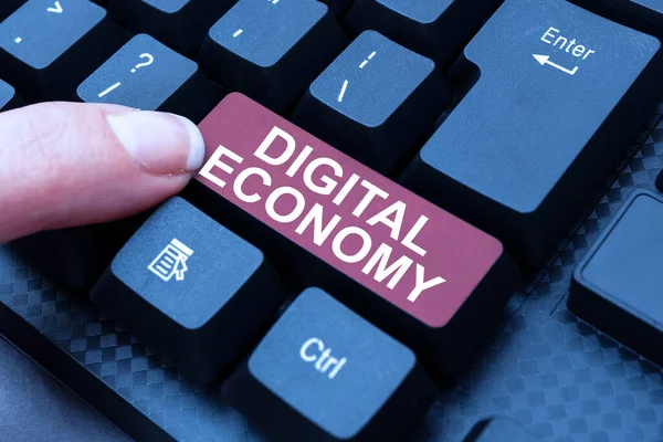 Dijital Ekonomi 'yi gösteren bir tabela. Modern teknoloji kullanılarak geliştirilen ekonominin gelişimi üzerine yazılan sözcük Yazma, Çalışma Anlaşması Örnekleri, Çevrimiçi Talk Show Ses Kaydı