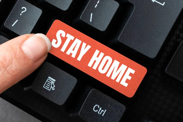 Podpis tekstowy przedstawiający Stay Home. Internet Concept nie wychodzić na działalność i pobyt w domu lub domu Pobieranie plików online i danych, Przesyłanie kodów programowania — Zdjęcie stockowe