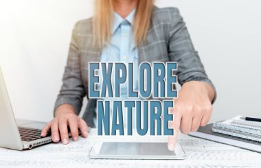 El yazısı: Doğayı Keşfedin. Kırsal kesimi keşfeden iş dünyası gezisi mimarı müfettişi, raporlayıcı önemli bilgiler toplanıyor.