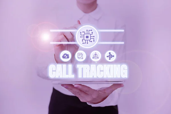 Podpis konceptualny Call Tracking. Internet Concept Organic search engine Cyfrowa reklama Wskaźnik konwersji Lady In Uniform Standing Holding Tablet Typing Futurystyczne technologie. — Zdjęcie stockowe