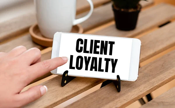 Text showing inspiration Client Loyalty. Business overview The result of consistently positive satisfaction to clients Voice And Video Calling Capabilities Connecting People Together — Stockfoto