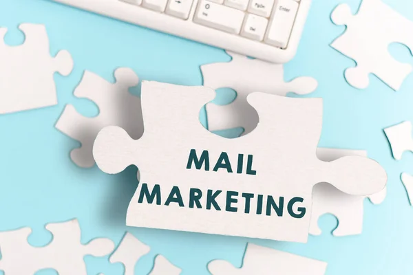 Σήμα κειμένου που δείχνει Mail Marketing. Επιχειρηματική ιδέα Πράξη της αποστολής εμπορικών μηνυμάτων Μετάδοση αίσθηση Κτίριο Ένα ημιτελές λευκό παζλ μοτίβο με λείπει τελευταίο κομμάτι — Φωτογραφία Αρχείου