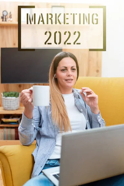 2018 년 12 월 22 일에 확인 함 . Business Concept Commercial Trends for 2022 New Year promotional event Watching Online Lessons, Reading Internet Blogs, Learning New Things — 스톡 사진